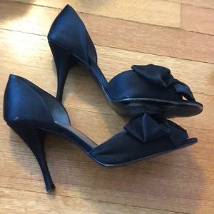 good condition Stuart Weitzman 36.5 bow heel satin